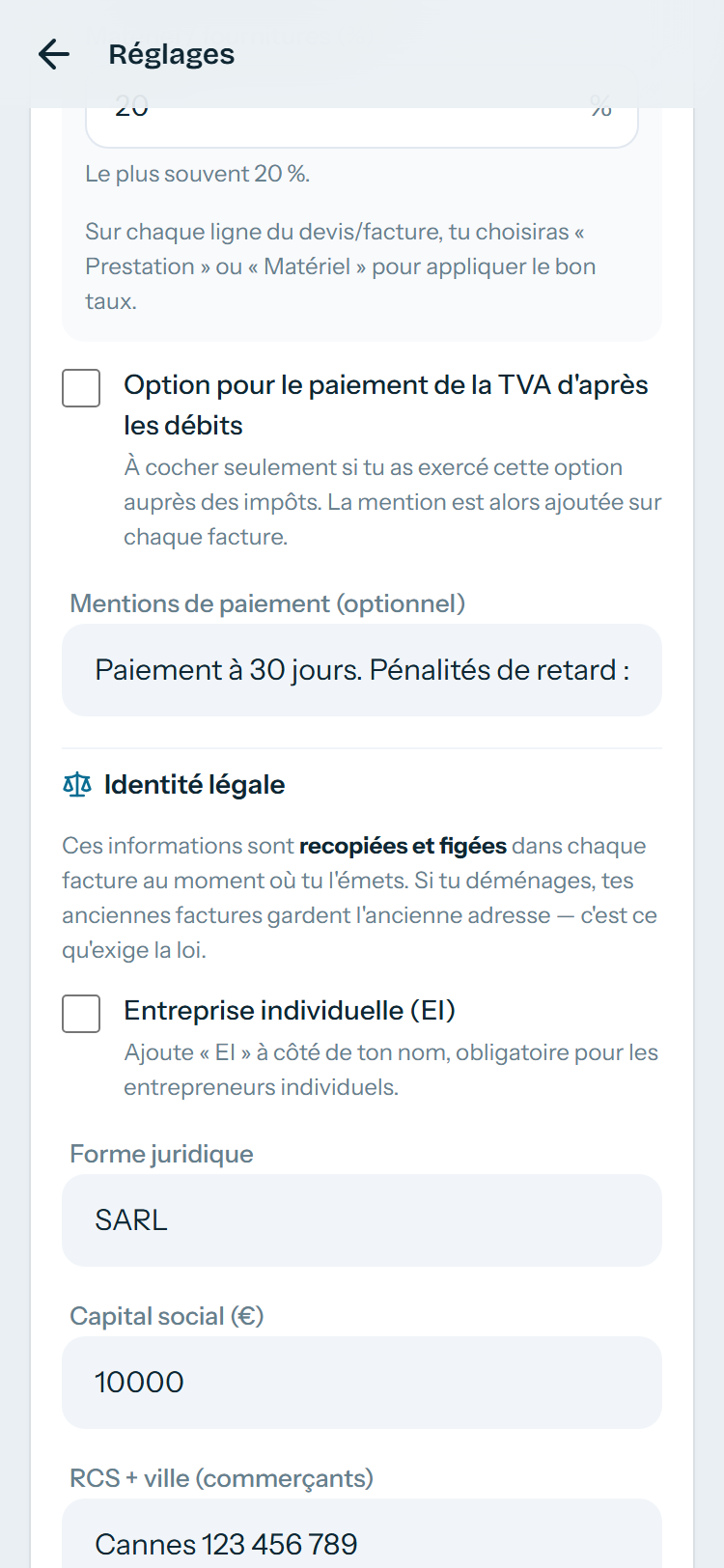 Identité légale : forme juridique, capital, RCS — recopiés et figés dans chaque facture émise.