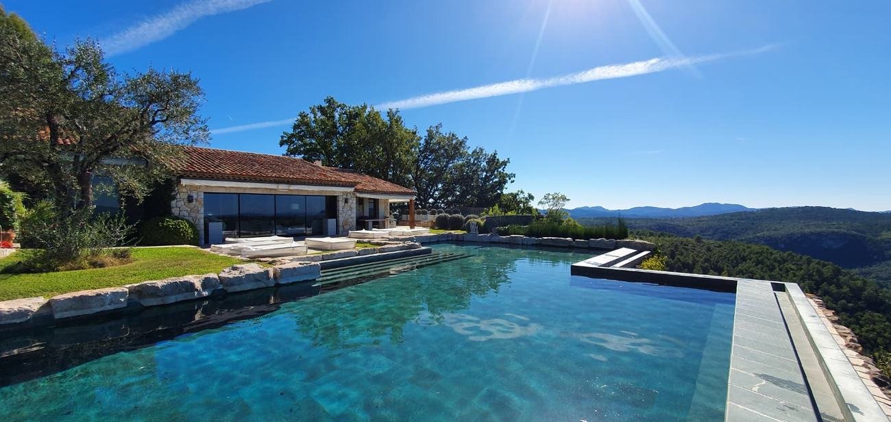 Bassin à débordement devant un mas provençal